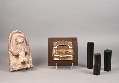 trois œuvres d'art posées sur une table