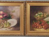 Deux tableaux représentant des fruits et des légumes sont exposés dans un cadre doré.