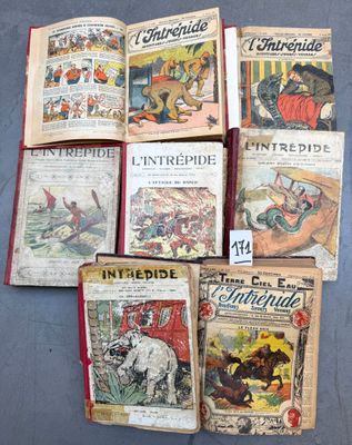 Plusieurs vieux livres pour enfants sont alignés sur une surface bleue