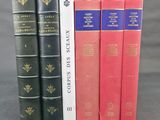 quatre livres sont alignés sur une surface grise