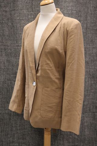 LE TEMPS DES CERISES – Suite de deux vestes beige et bleu nuit. T...