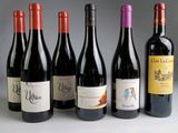 plusieurs bouteilles de vin sont alignées sur une table