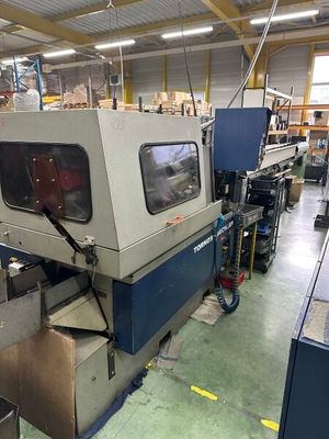 une machine qui se trouve à l'intérieur d'un bâtiment