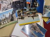 une pile de cartes postales posée sur une table