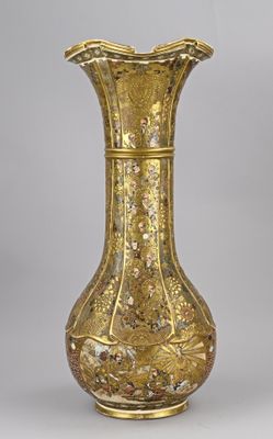 un vase en or posé sur une table