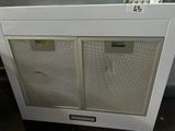 une photo d'un four à micro-ondes exposé dans un magasin