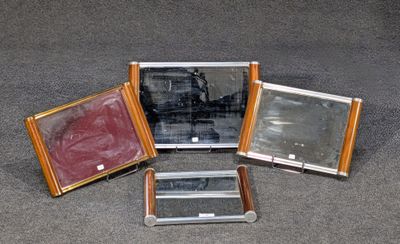 Plusieurs œuvres d'art sont posées sur un tapis.