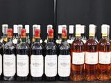 Des bouteilles de vin sont alignées sur une table devant un fond noir.