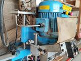 une machine qui travaille sur une pièce de bois