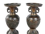 deux vases placés côte à côte sur un fond blanc