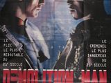 L'affiche du film « Demolition Man » est accrochée au mur.