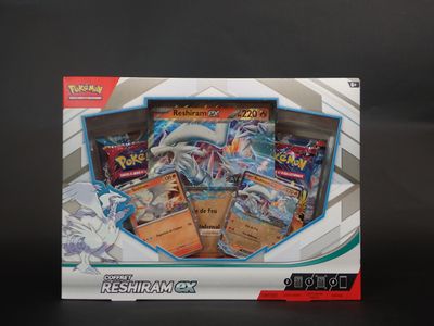 La boîte contient toute une série de cartes Pokémon.
