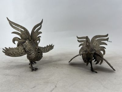 paire de figurines anciennes en argent plaqué représentant des coqs