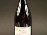 une bouteille de vin rouge posée sur une table