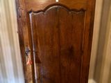 une armoire en bois munie d'une porte sur le dessus