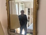 un homme qui se tient devant un miroir