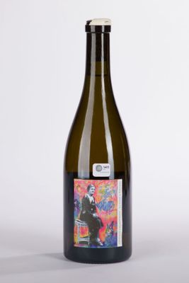 une bouteille de vin sur laquelle figure l'image d'un homme