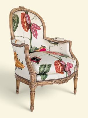 une chaise blanche ornée d'un motif floral