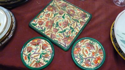 des assiettes et des bols posés sur une table recouverte d'une nappe rouge