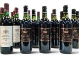 de nombreuses bouteilles de vin alignées