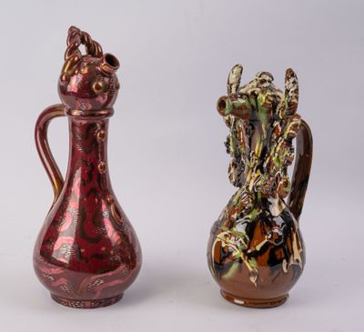 trois vases de couleurs différentes posés les uns à côté des autres sur une surface blanche