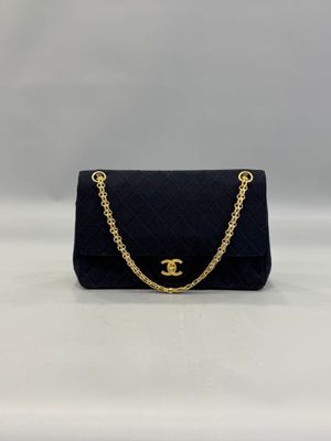 un sac Chanel noir matelassé, avec des finitions dorées et une chaîne