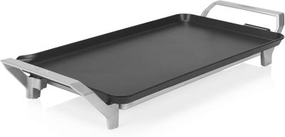 Gros plan sur une poêle à grillades munie d'une poignée, sur fond blanc