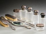 un grand nombre d'éléments différents sur la table