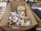 de nombreux cartons d'objets hétéroclites posés sur le sol