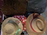 deux chapeaux et un sac posés sur une table
