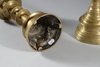 Paire de pique-cierges en bronze, fût à deux nœuds aplatis, … (photo 4)
