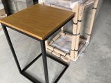 une petite table en bois surmontée d'une structure métallique