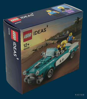 une boîte contenant une voiture Lego, sur fond bleu