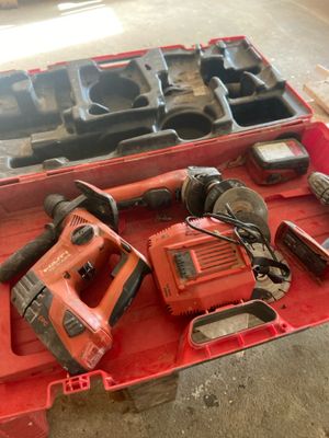 un assortiment d'outils est posé sur une boîte rouge