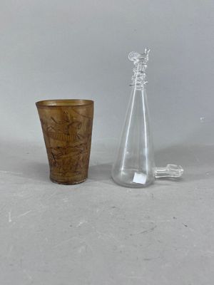 un vase et un verre sur la table