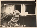 une photo en noir et blanc montrant une pile de pneus sur un bateau