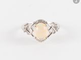 une bague en or blanc sertie d'un opalite et d'un diamant