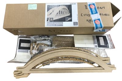 une boîte en carton contenant un circuit de train