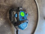 un tuyau raccordé à un compteur d'eau posé au sol
