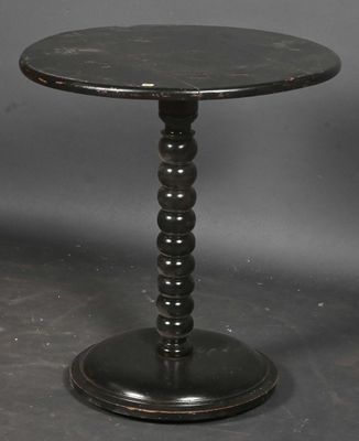 une image représentant une table noire avec un plateau en marbre