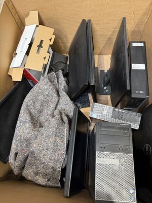 beaucoup de matériel informatique dans une boîte posée par terre