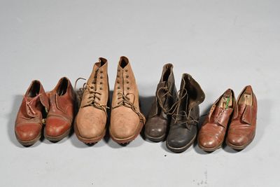 Plusieurs paires de chaussures sont alignées sur une surface blanche