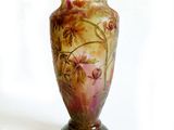 un vase avec un motif floral sur fond blanc