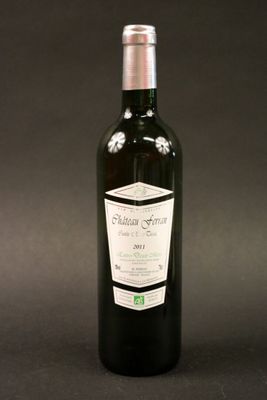 une bouteille de vin posée sur une table