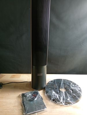 une photo d'une table sur laquelle se trouvent un ventilateur et un lecteur DVD