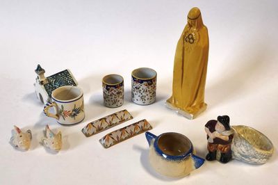 beaucoup de petites figurines qui se trouvent sur la table