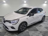 la voiture blanche est garée sur le sol à carreaux d'un garage