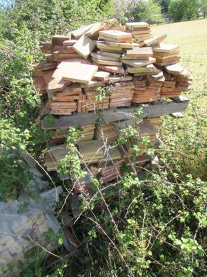 une pile de livres posée sur une pile de pierres