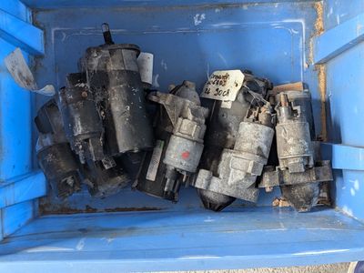 un bac bleu rempli d'un tas de vieilles piles