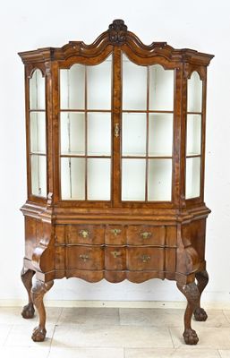 un vieux vaisselier en bois avec portes et tiroirs en verre